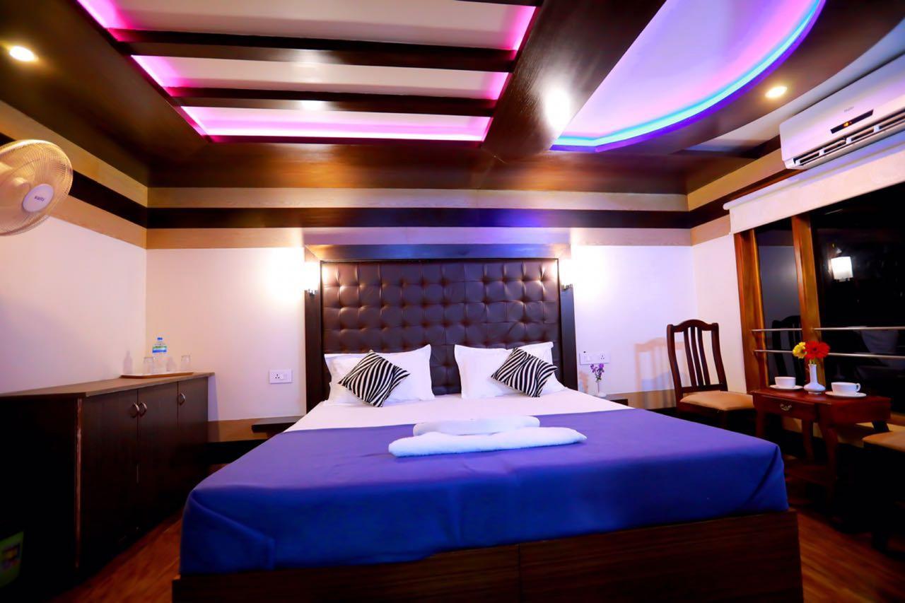 Indiavacationz Houseboats Hotel Alappuzha Exterior photo
