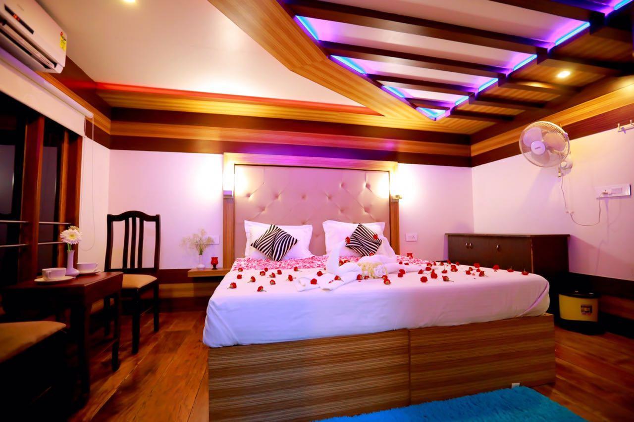 Indiavacationz Houseboats Hotel Alappuzha Exterior photo