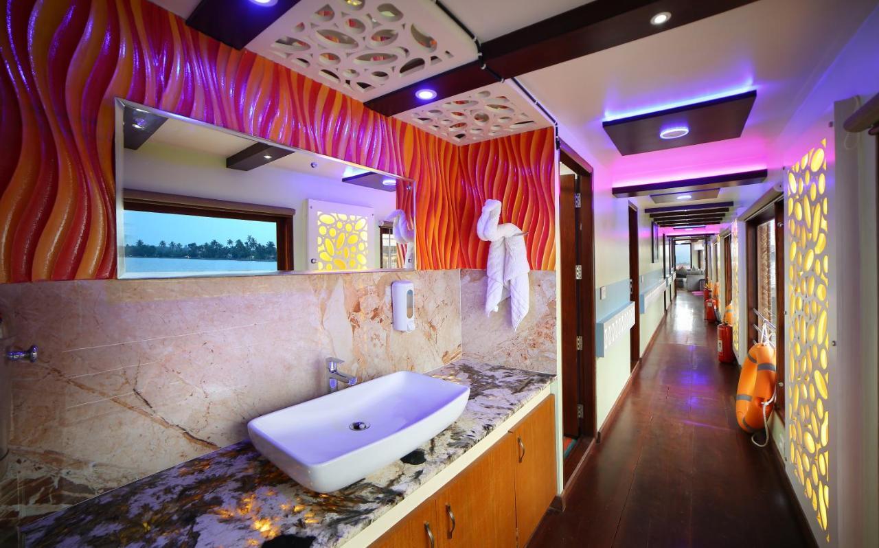 Indiavacationz Houseboats Hotel Alappuzha Exterior photo